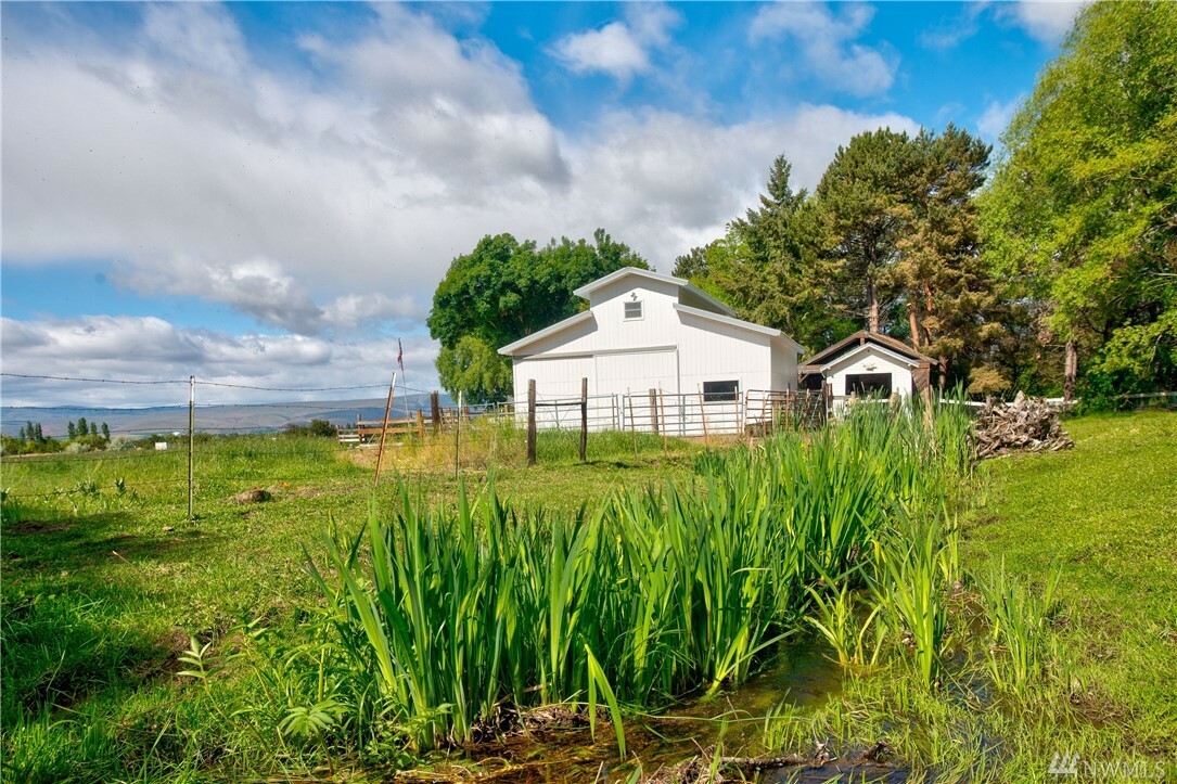 Property Photo:  2605 Willowdale Rd  WA 98926 