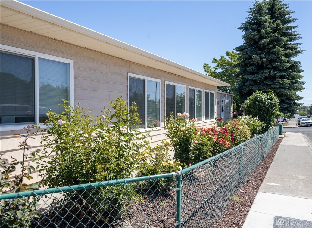 Property Photo:  914 W Main St  WA 98851 