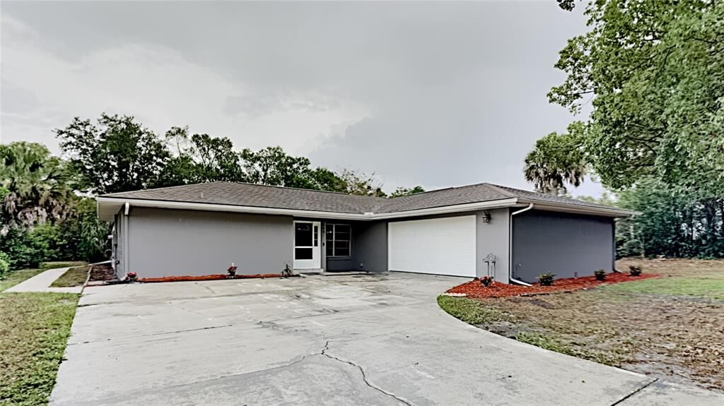 Property Photo:  1109 N Lakeshore Boulevard  FL 33853 