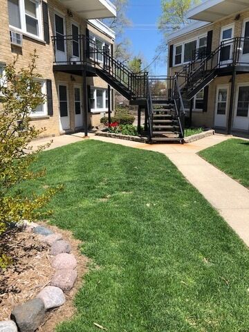 Property Photo: 1118 W Hawthorne Street D IL 60005