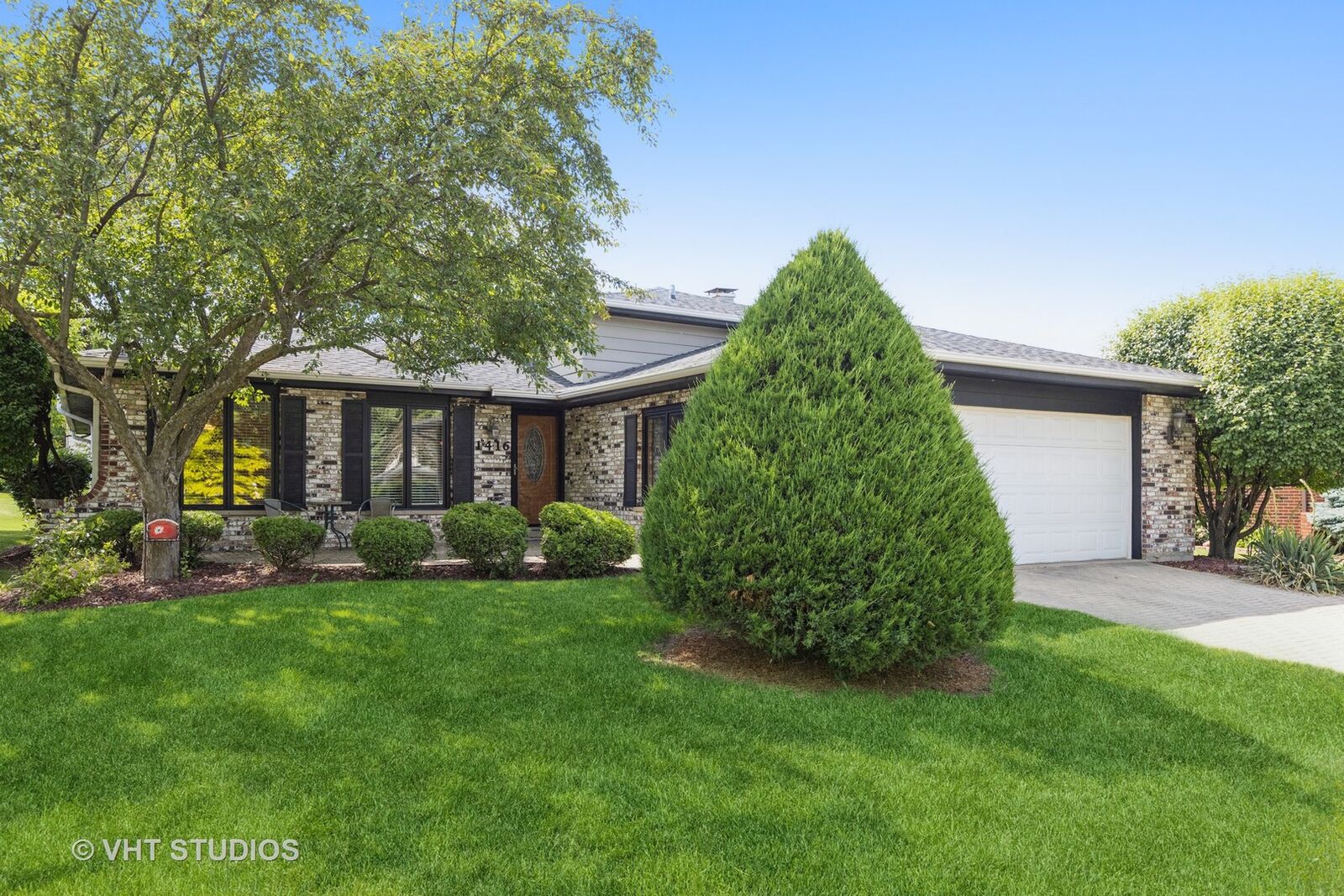 Property Photo: 1416 Spruce Lane IL 60559