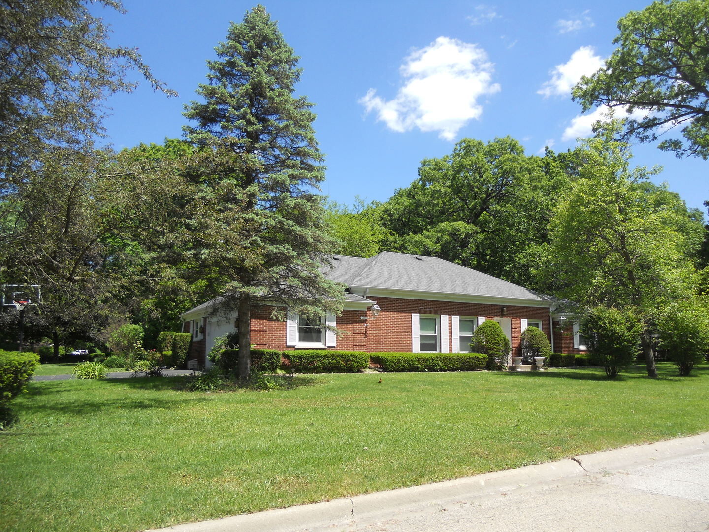 Property Photo: 56 Wiltshire Drive IL 60069