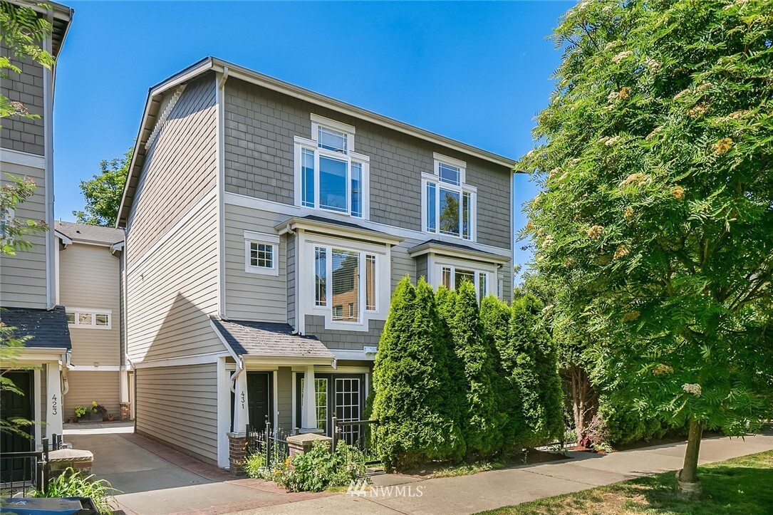 Property Photo: 433 Federal Avenue E WA 98102