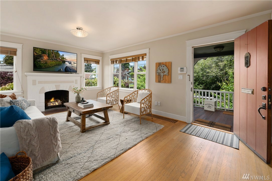 Property Photo: 703 N 80th St WA 98103