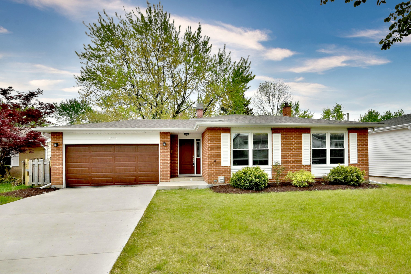 Property Photo:  1723 W Catalpa Lane  IL 60056 