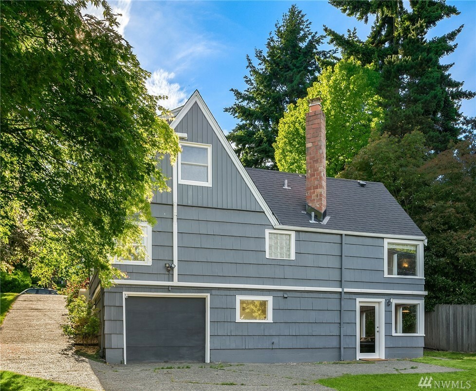 Property Photo:  7550 Ravenna Ave NE  WA 98115 