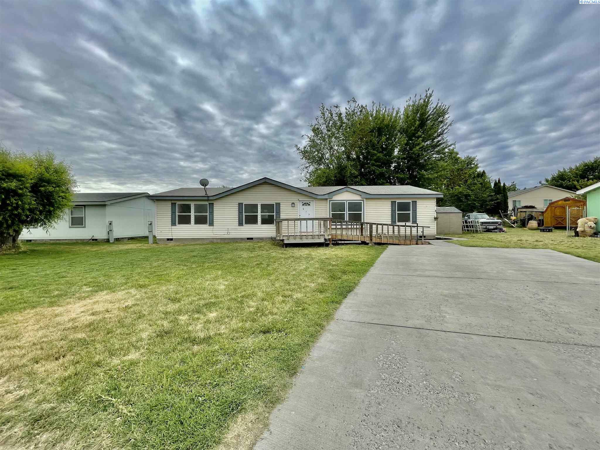 Property Photo:  613 Grant Ct  WA 98930 