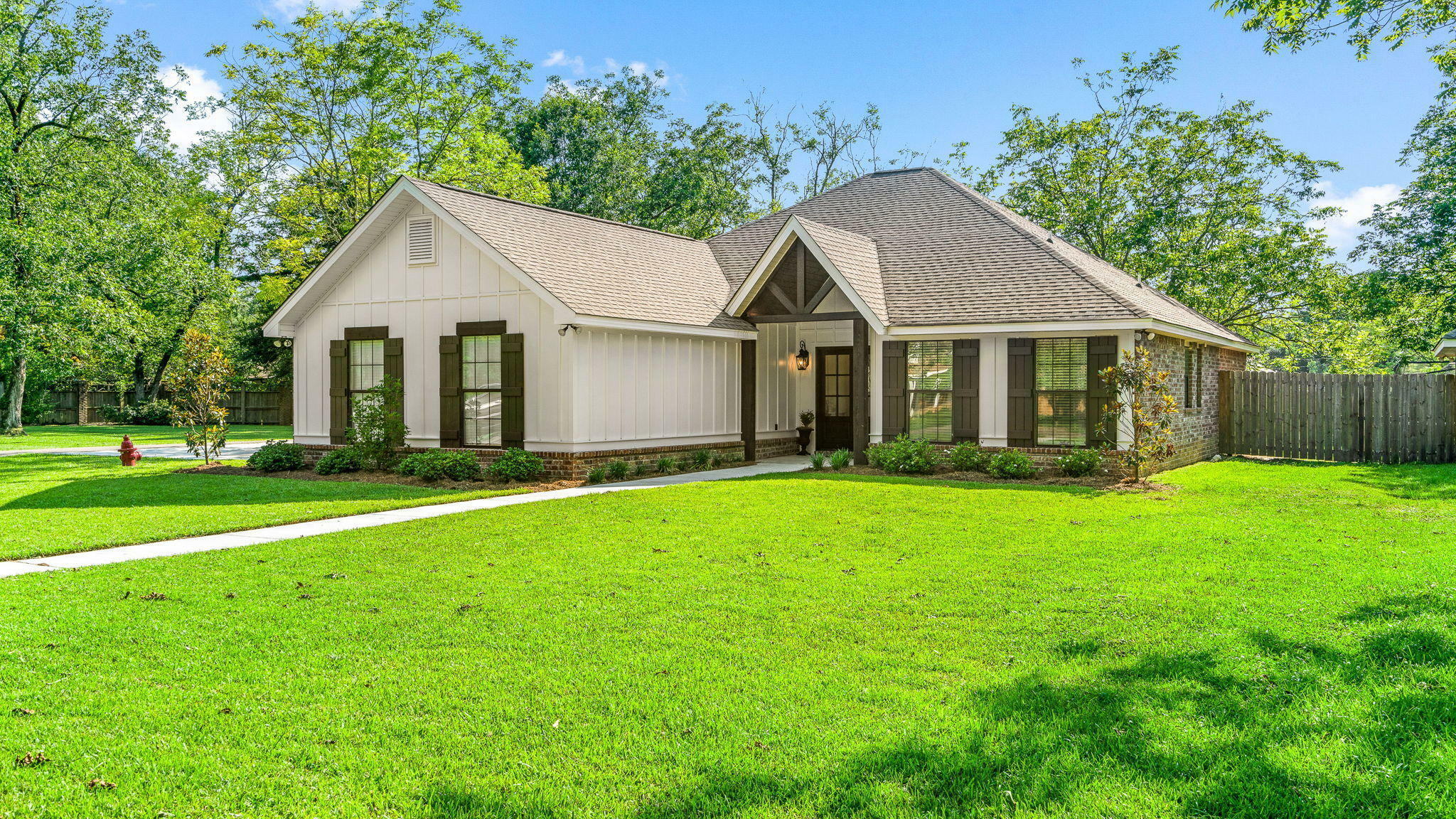Property Photo: 2 2nd E St. MS 39482