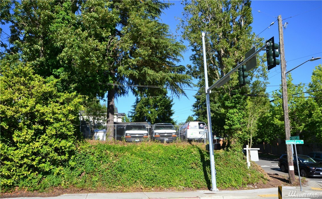 Property Photo:  10000 Greenwood Ave N  WA 98133 