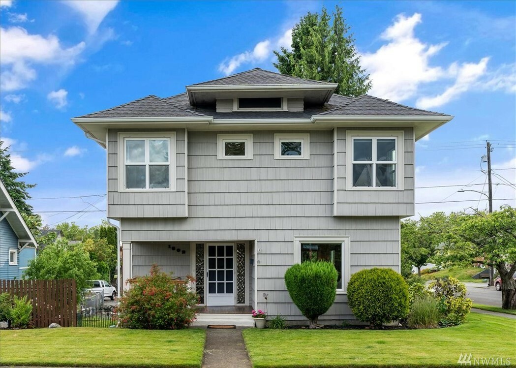 Property Photo: 1602 Rockefeller Ave WA 98201