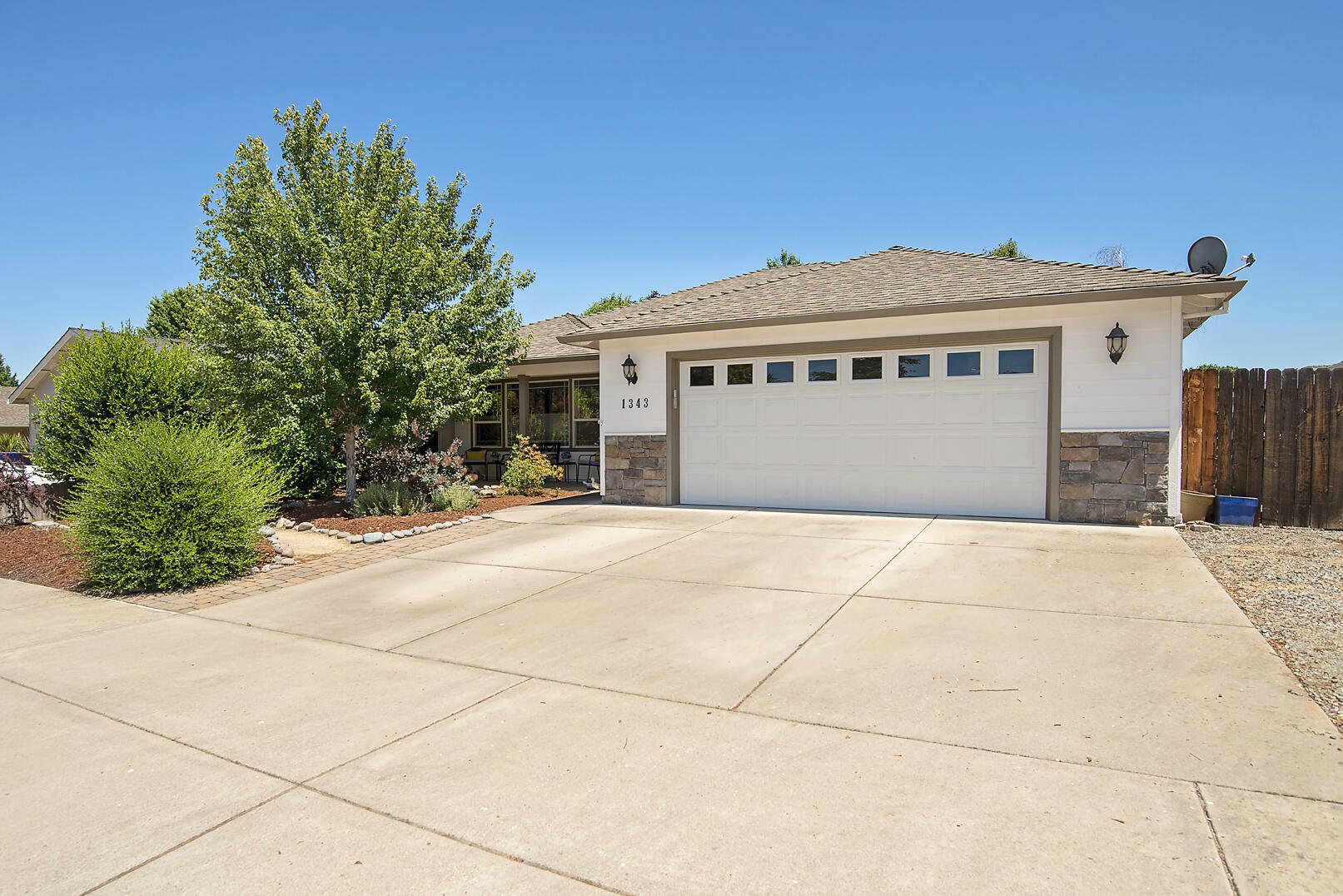 Property Photo:  1343 Andrew Drive  OR 97501 