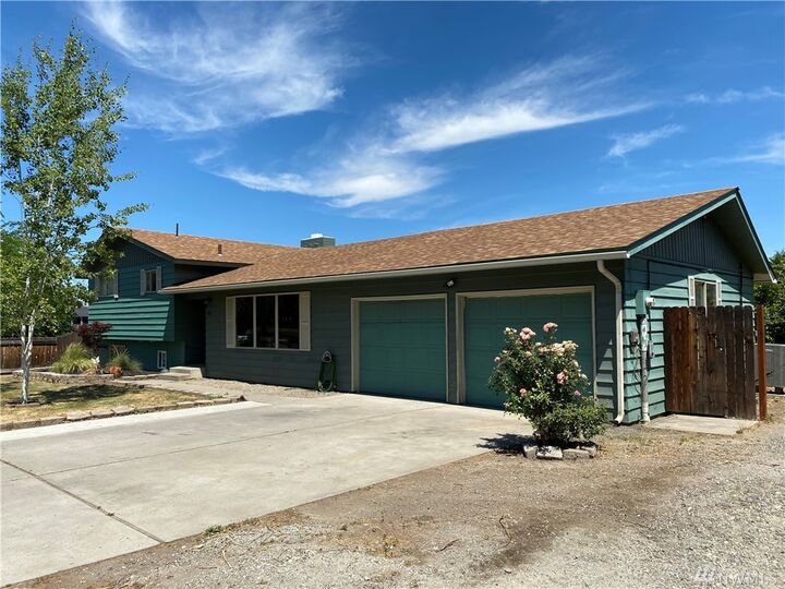 Property Photo:  1121 N Western Ave  WA 98801 