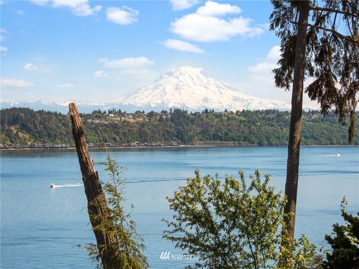 Property Photo:  2627  Holly Bluff Court  WA 98335 