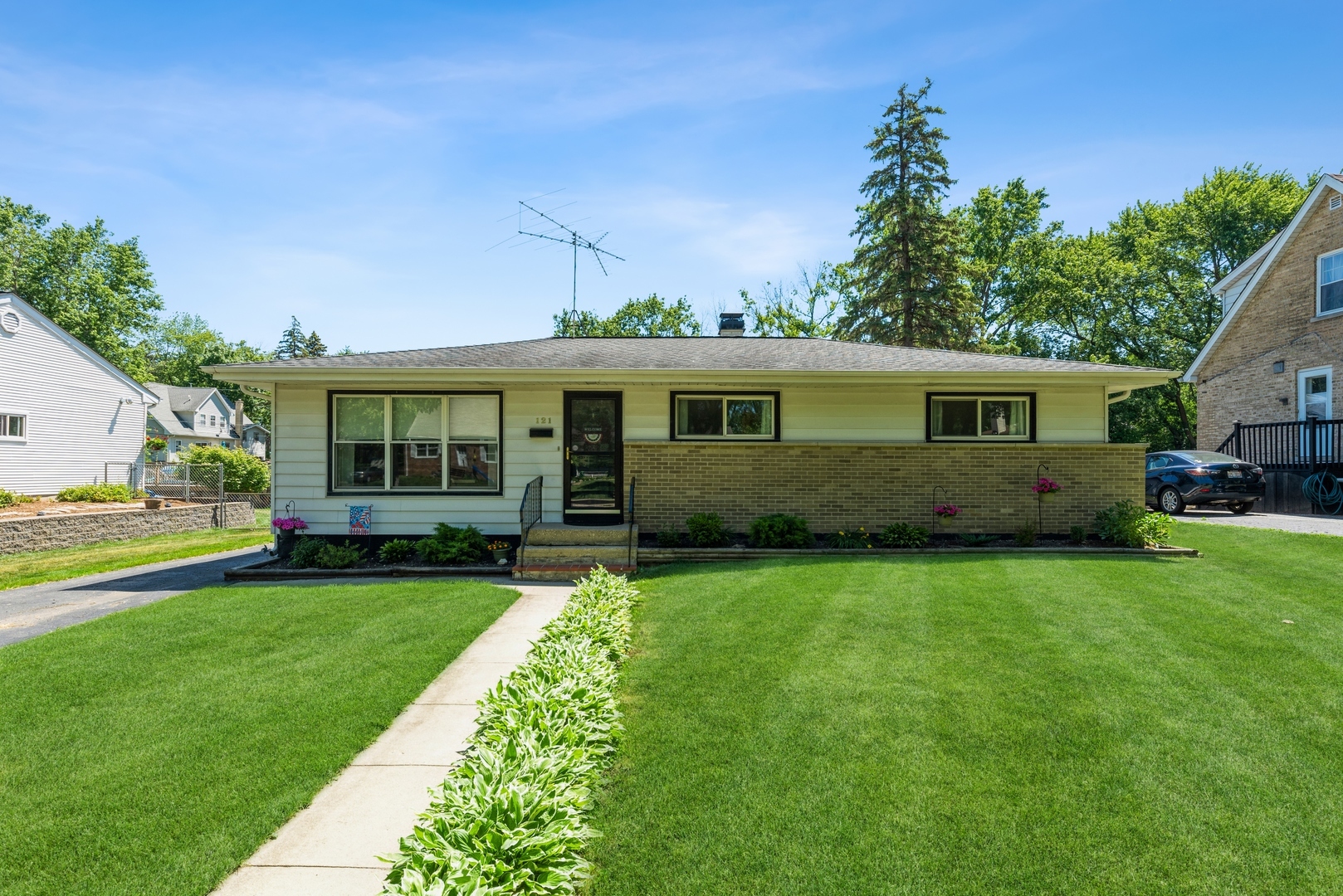 Property Photo:  121 S Ashland Avenue  IL 60074 