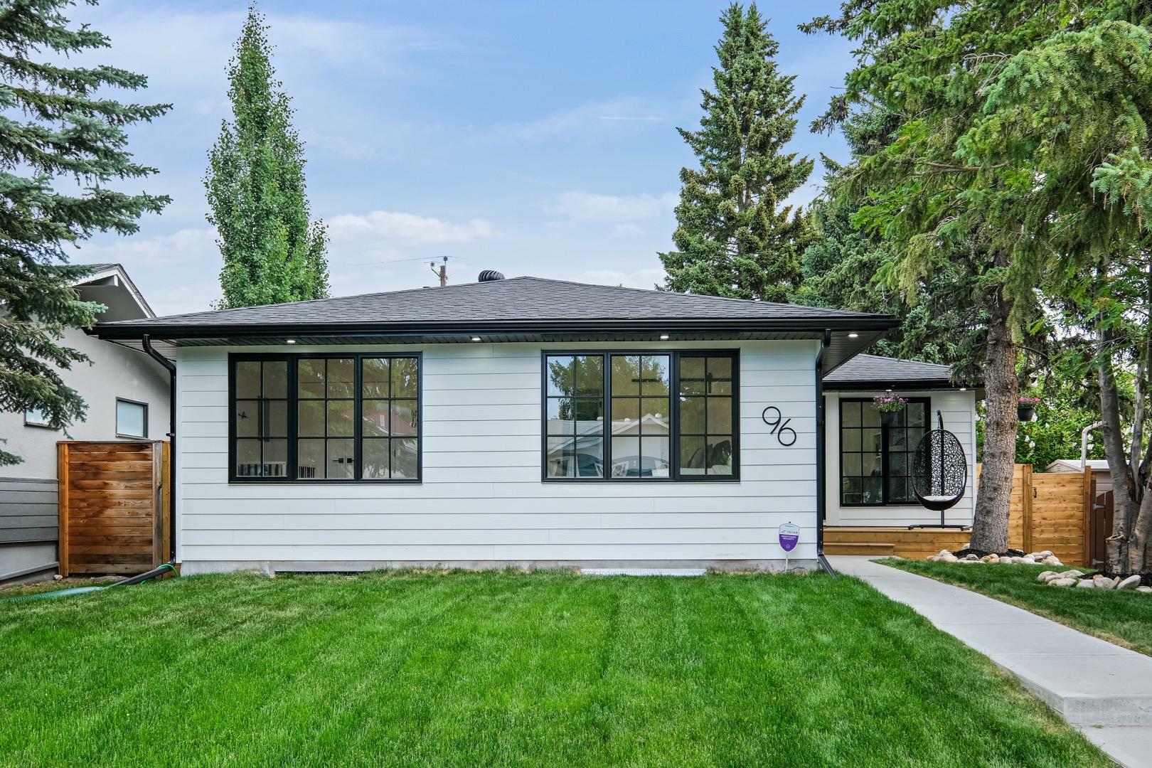 Property Photo: 96 Hollyburn Road SW AB T2V 3H1