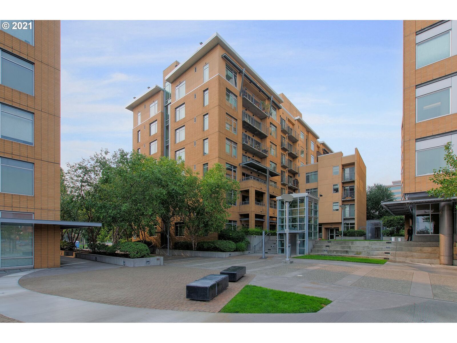 Property Photo: 701 Columbia St 302 WA 98660