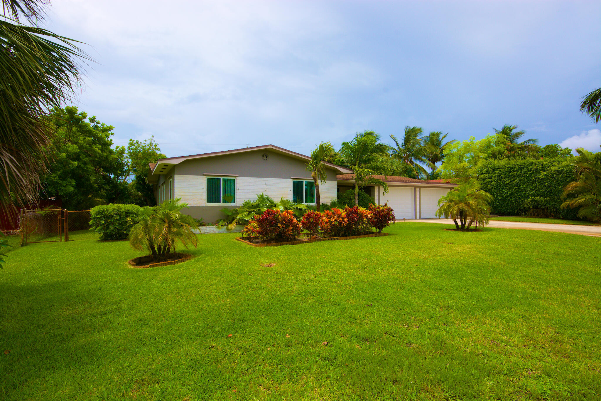 Property Photo: 430 SW 6th Avenue FL 33435