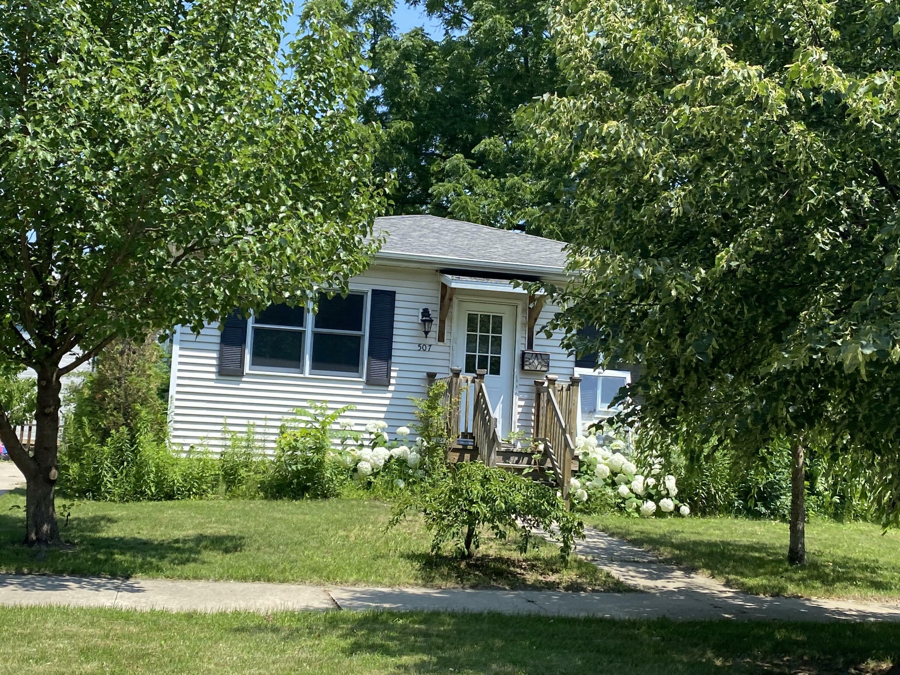 Property Photo:  507 School Street  MI 49090 