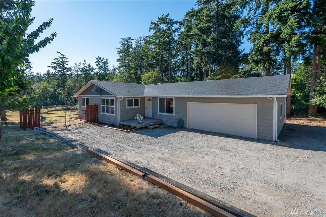 Property Photo:  1077 Custer St  WA 98277 