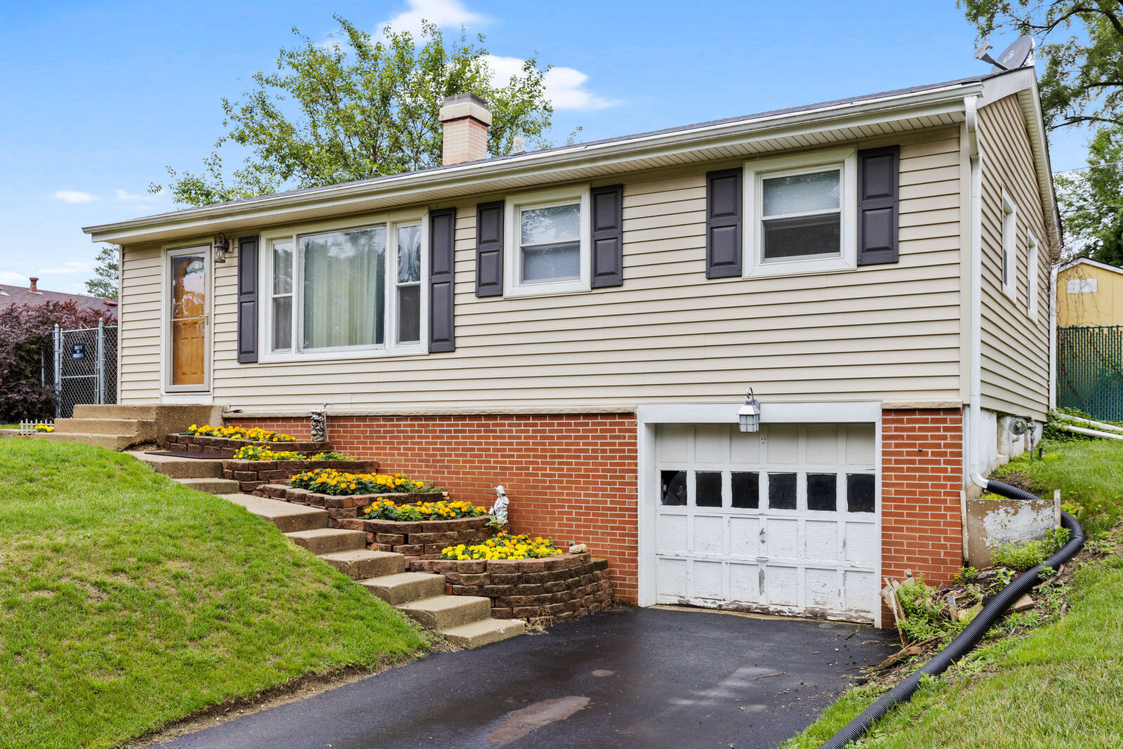 Property Photo:  110 Memory Lane  IL 60110 