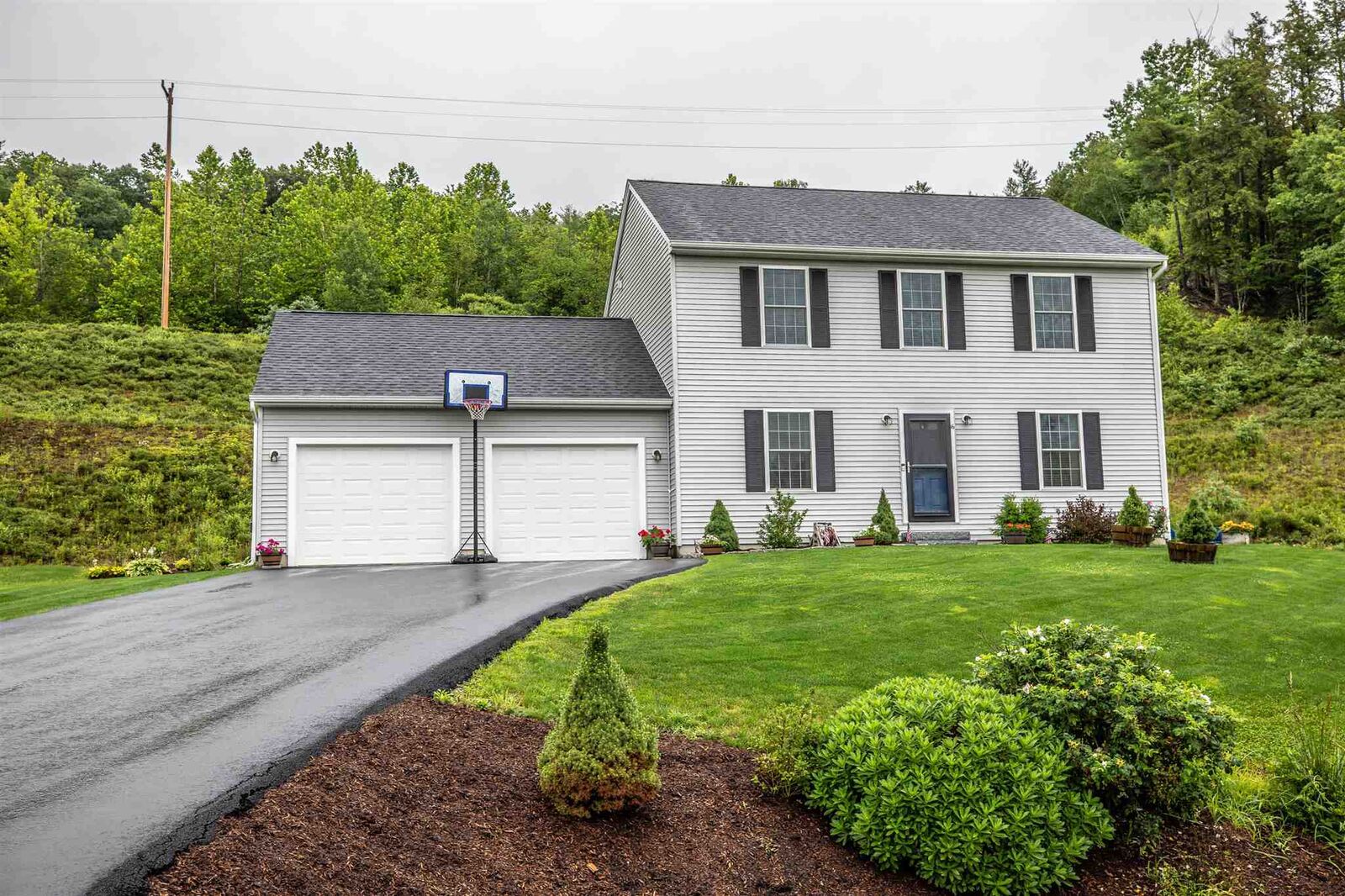 Property Photo:  16 Richfield Way  NH 03086 