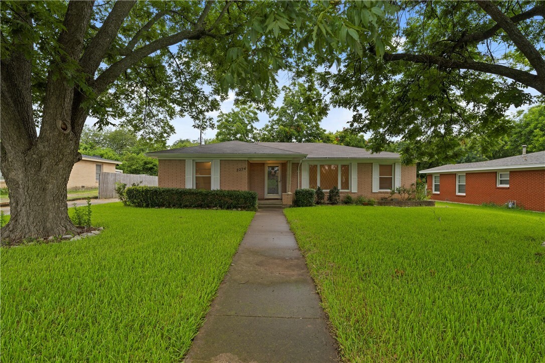 Property Photo:  2224 Lake Air Drive  TX 76710 