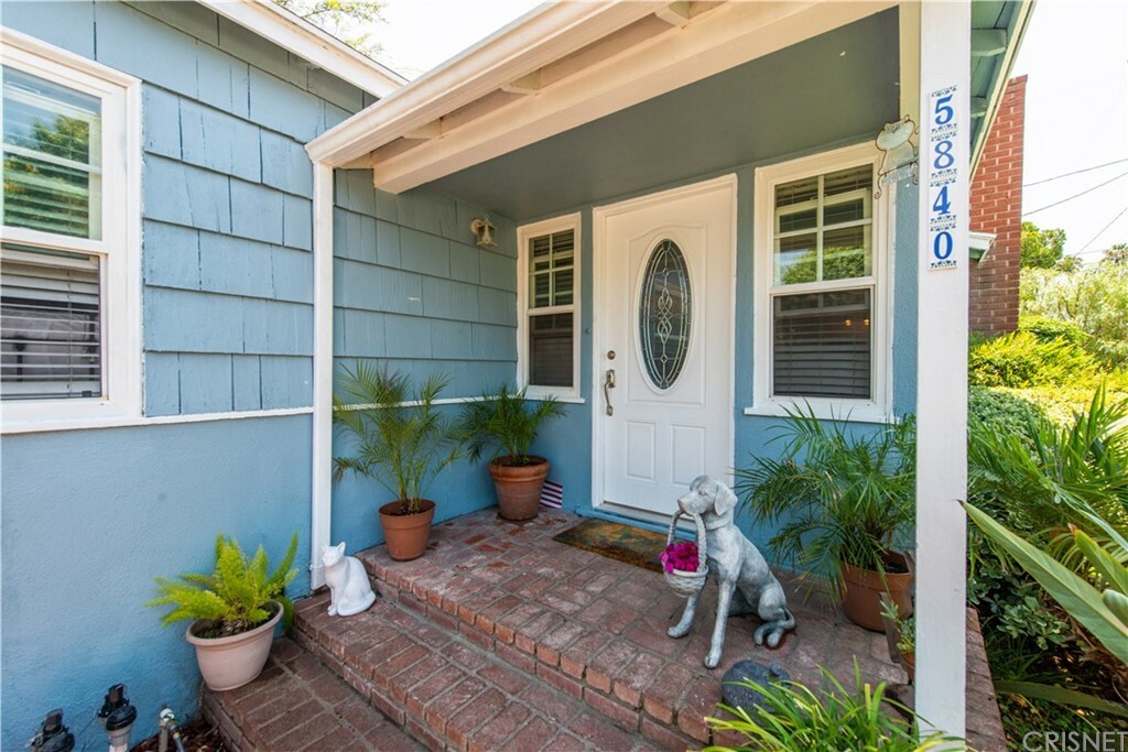 Property Photo:  5840 Alonzo Avenue  CA 91316 