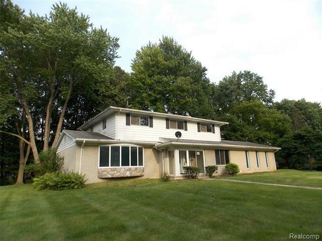 Property Photo:  1643 Bretton Drive N  MI 48309 