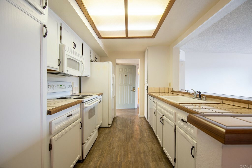 Property Photo:  1050 E Washington Avenue 56  CA 92025 