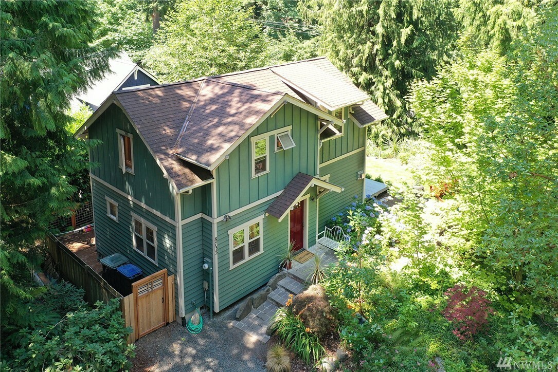 Property Photo:  8733 NE Potlatch Ave  WA 98110 