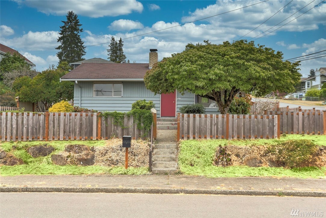 Property Photo:  626 Renton Ave S  WA 98057 