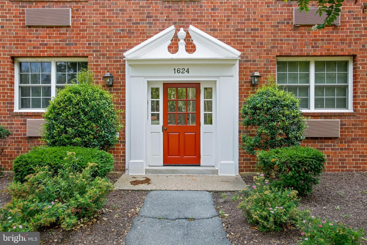 Property Photo:  1624 W Abingdon Drive 202  VA 22314 