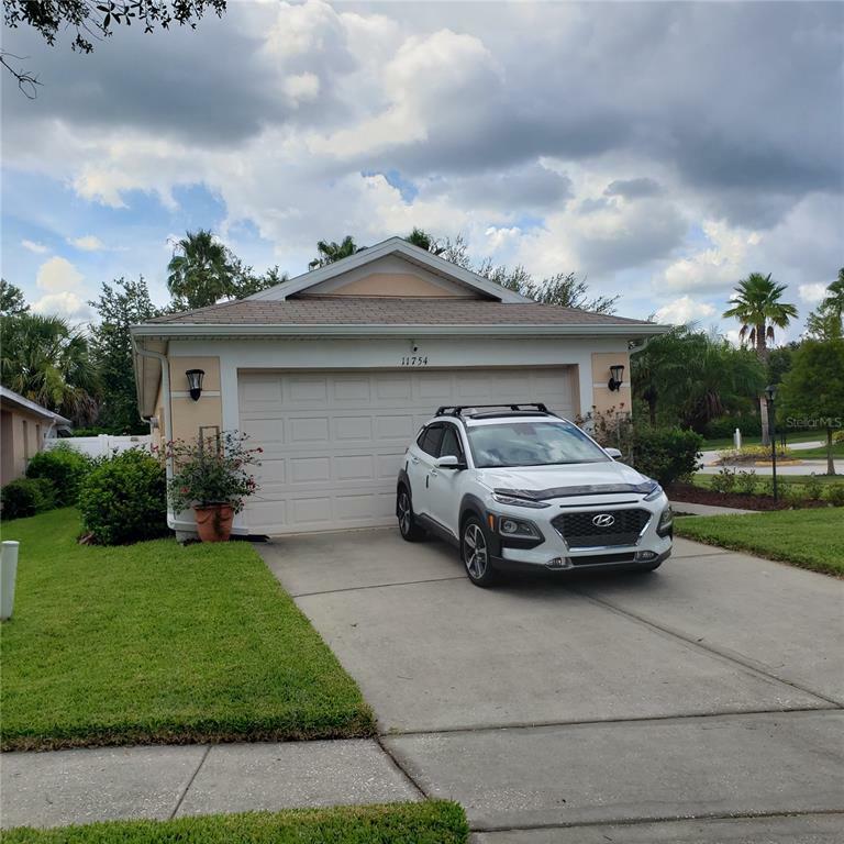 Property Photo:  11754 Crest Creek Drive  FL 33569 