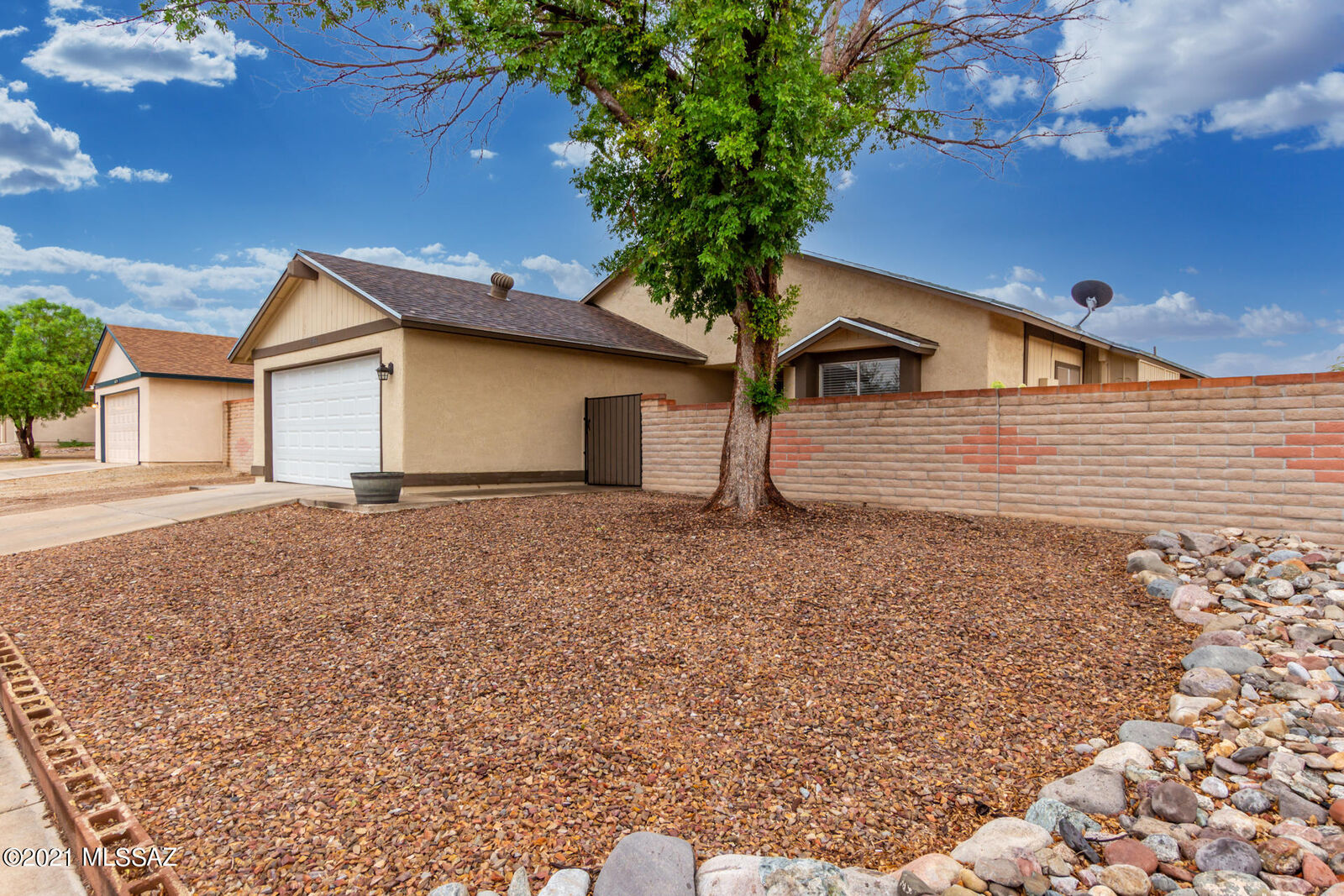 Property Photo:  9986 E Stella Road  AZ 85730 