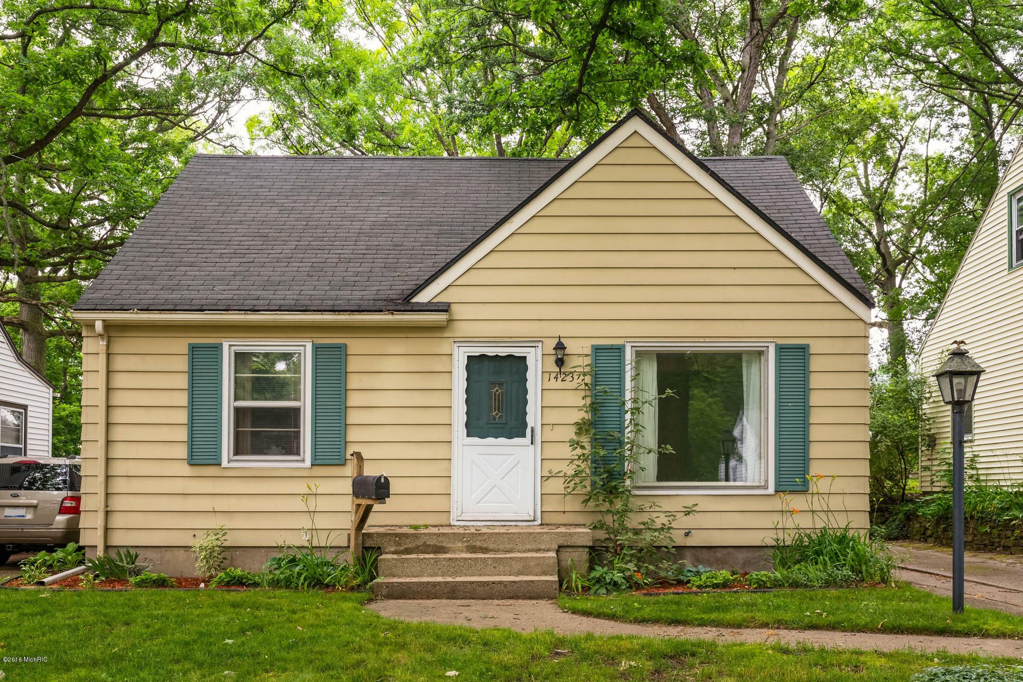 Property Photo:  1423 Linwood Street SE  MI 49507 