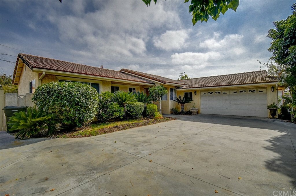 Property Photo:  2777 W Yale Avenue  CA 92801 