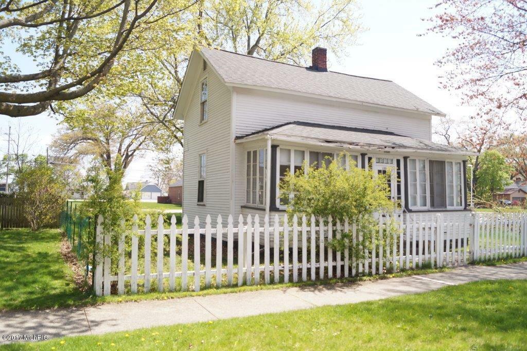 Property Photo:  1105 Mills Avenue  MI 49445 