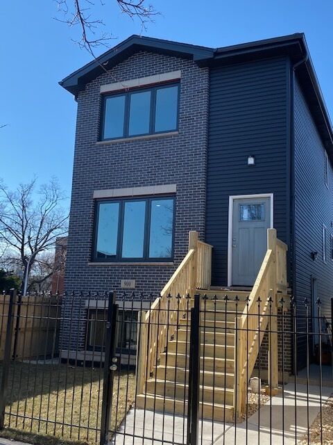 Property Photo:  900 N Leclaire Avenue  IL 60651 