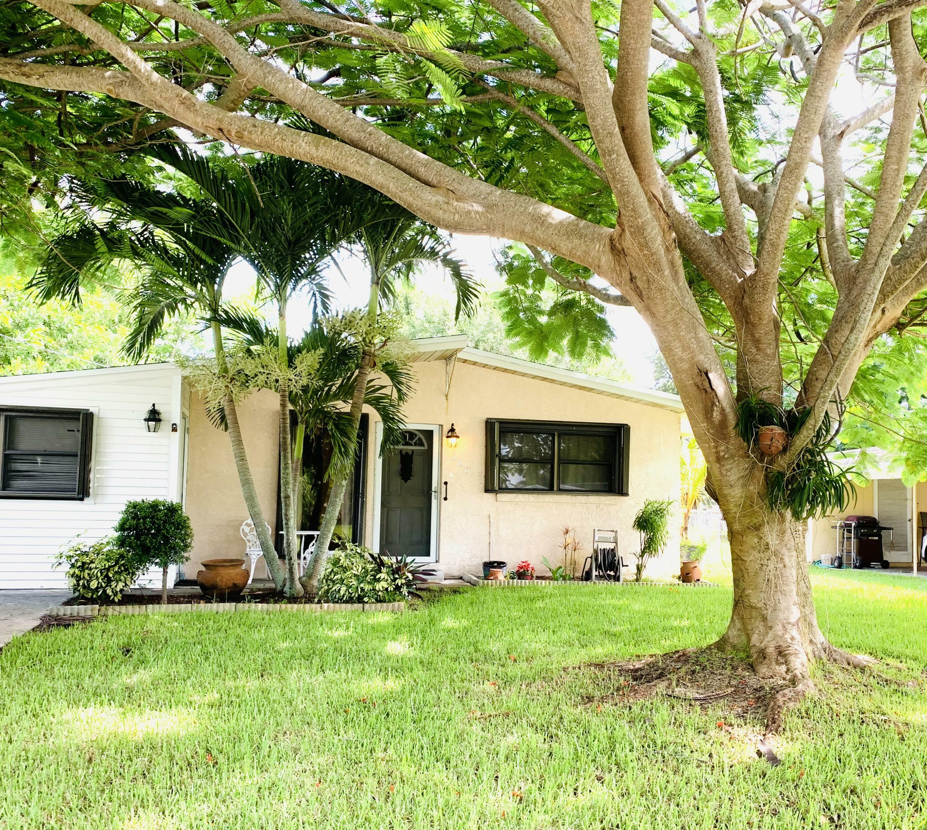 Property Photo:  206 Maple Avenue  FL 34982 