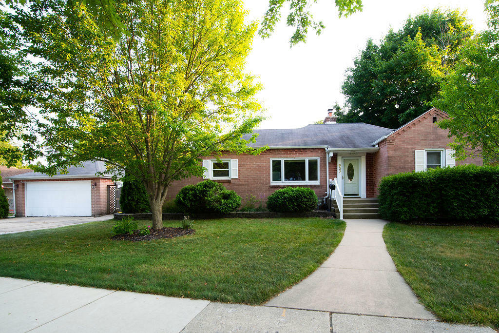 Property Photo:  637 Hawthorne Ave  WI 53172 