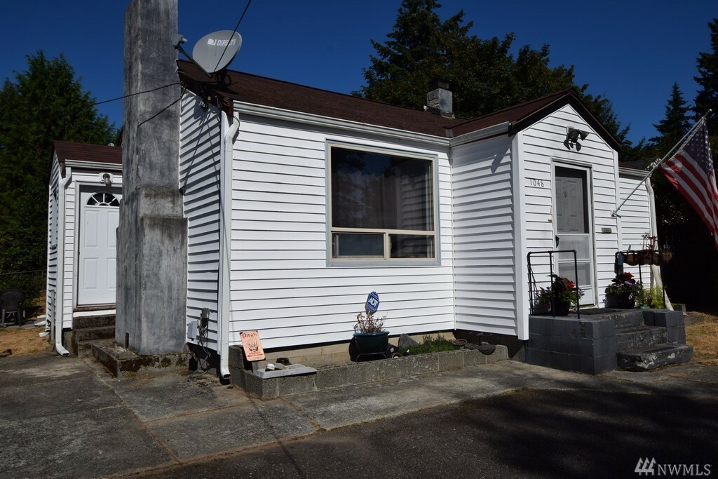 Property Photo:  1048 Tacoma Ave  WA 98366 