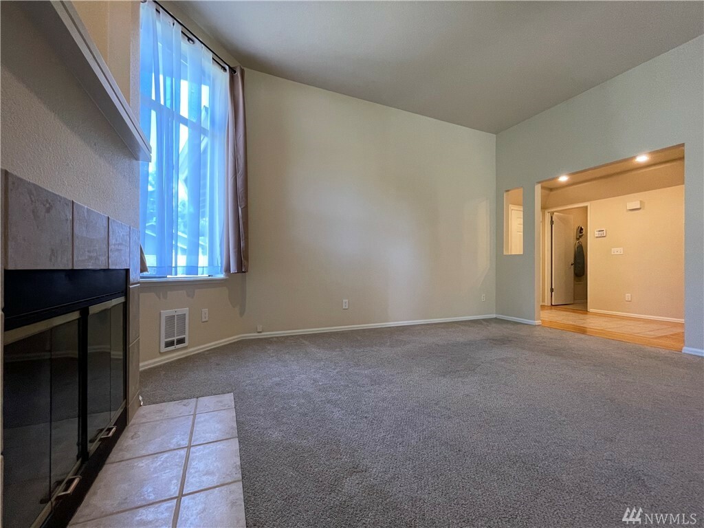 Property Photo: 9009 Avondale Rd NE B204 WA 98052