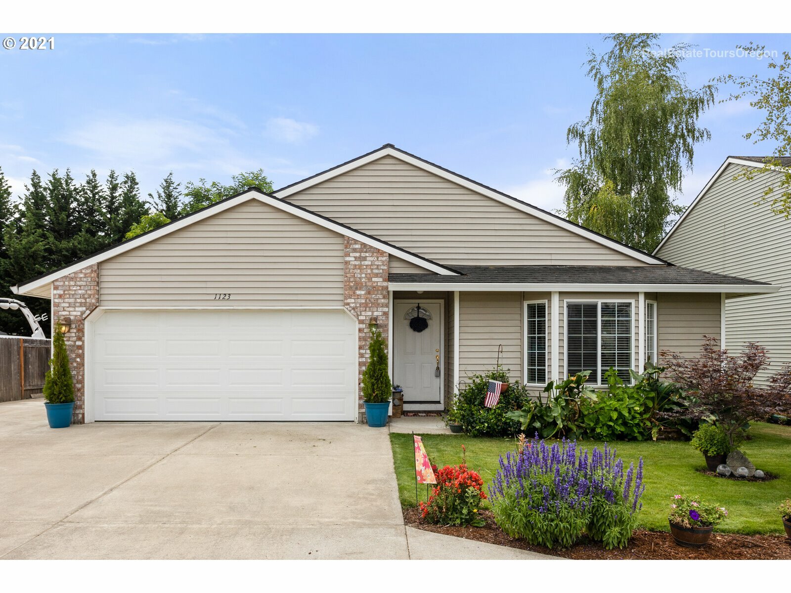 Property Photo: 1123 7th St OR 97127