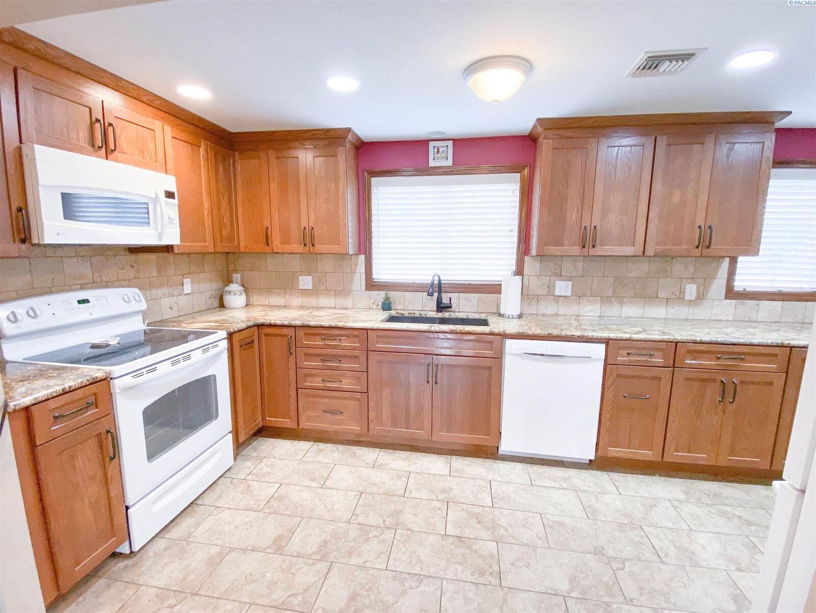 Property Photo:  1313 Cottonwood Dr  WA 99354 