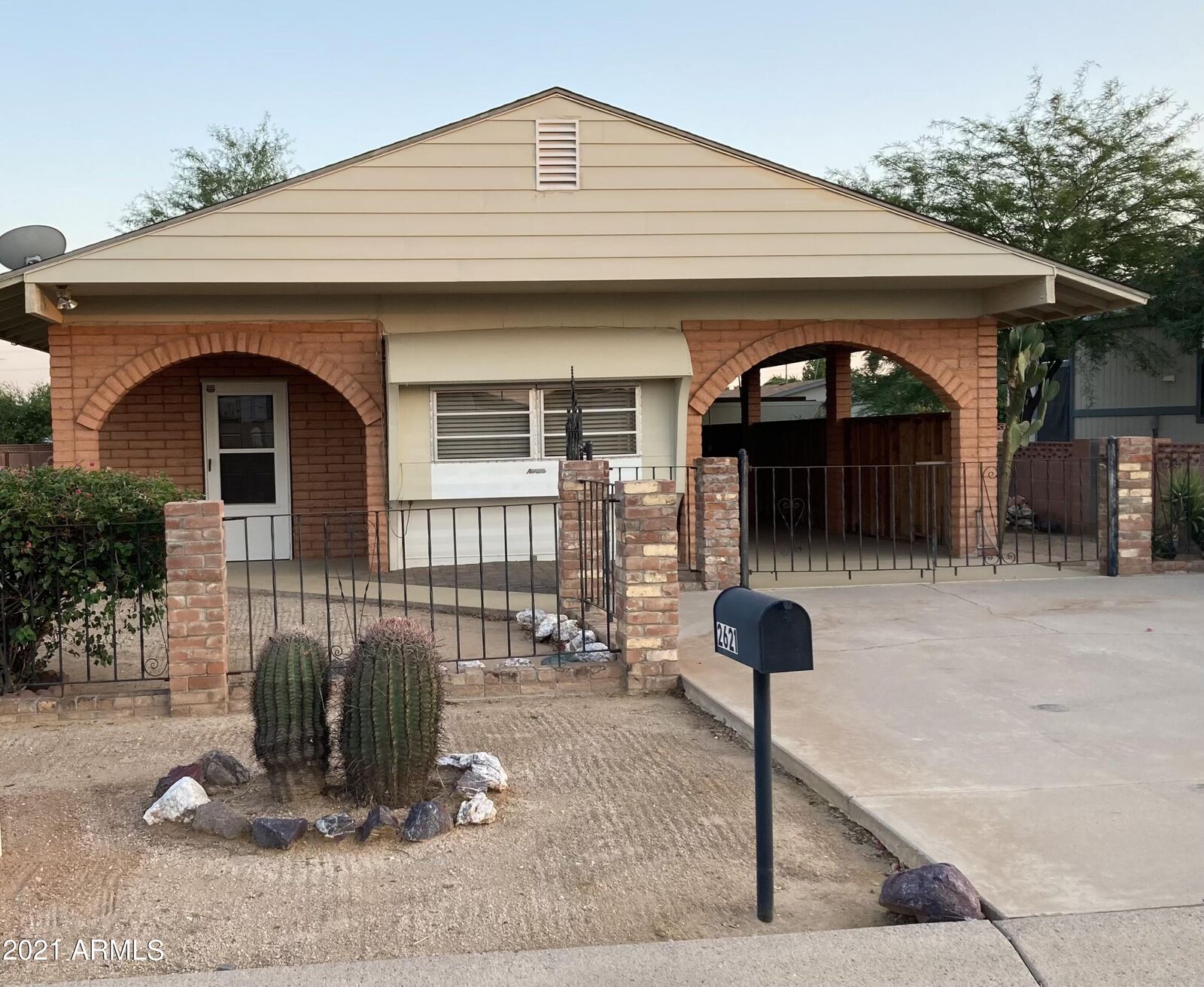 Property Photo: 2621 E Siesta Lane AZ 85050