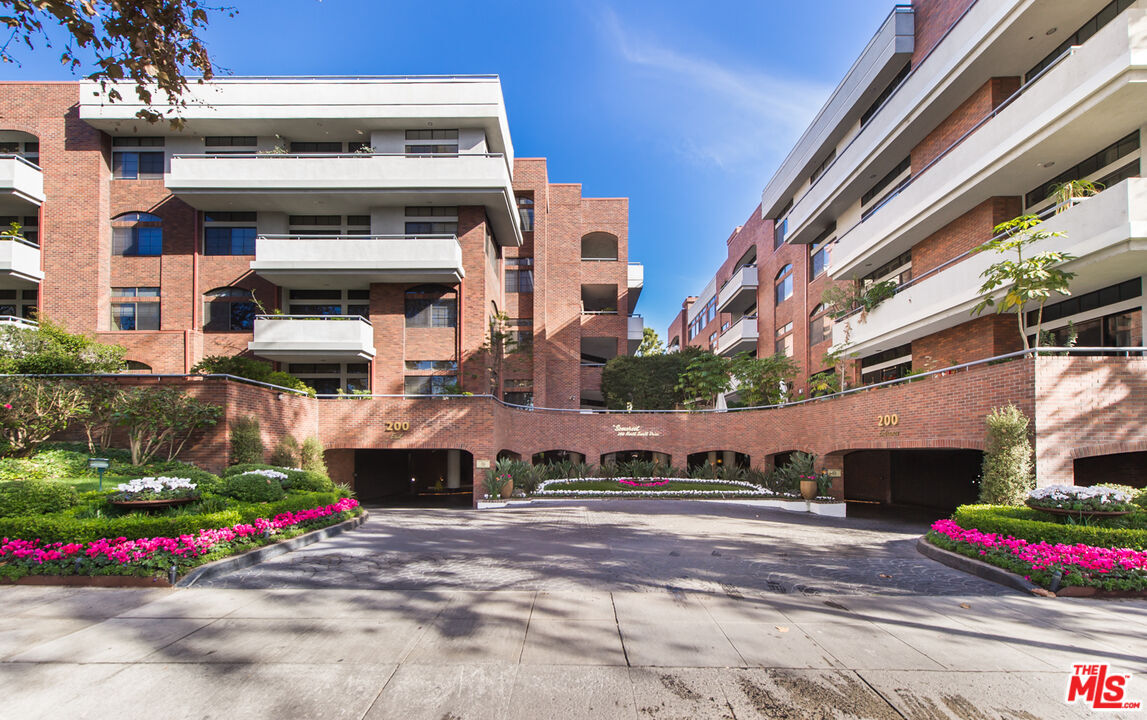 Property Photo:  200 N Swall Dr Ph 11  CA 90211