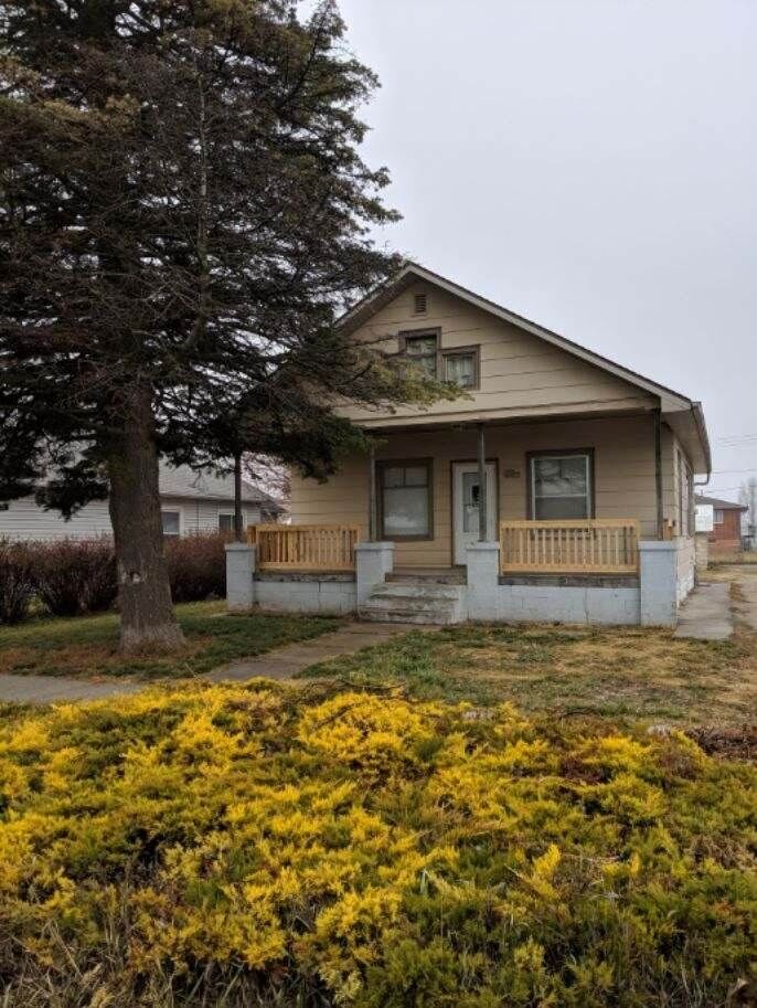 Property Photo: 406 Elm Ave NE 68701