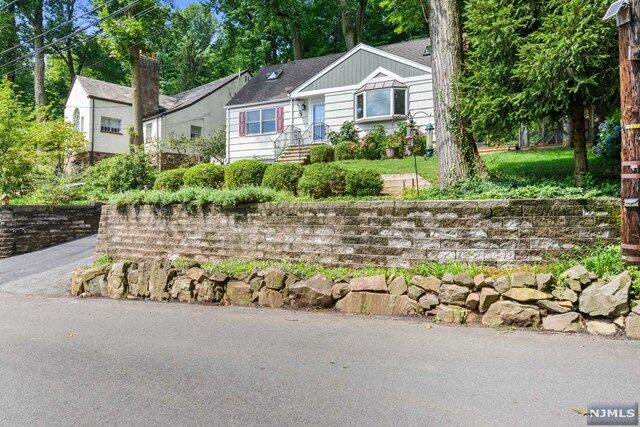 Property Photo:  8 Mountainside Park Terrace  NJ 07043 