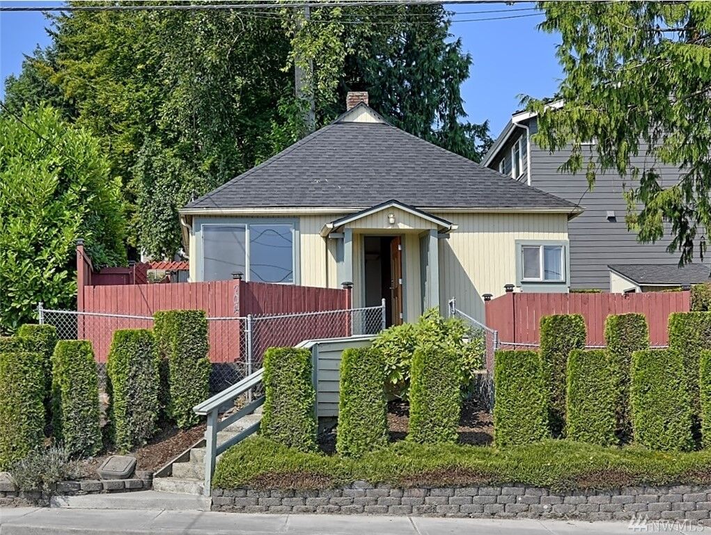 Property Photo:  704 E Marine View Dr  WA 98201 