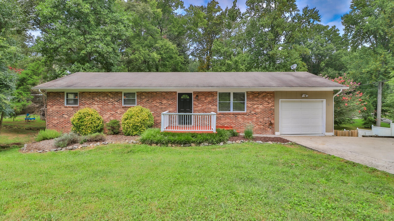 Property Photo: 306 Oak Rd TN 37849